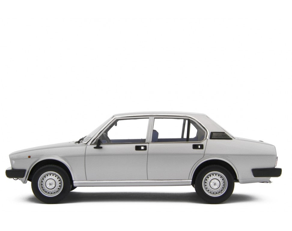 Alfa Romeo Alfetta 2.0L 1978 Grigio Chiaro Met. 1:18 - 74762