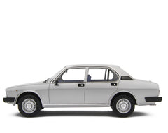 Alfa Romeo Alfetta 2.0L 1978 Grigio Chiaro Met. 1:18 - 74762