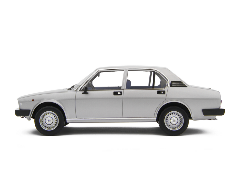 Alfa Romeo Alfetta 2.0L 1978 Grigio Chiaro Met. 1:18 - 74767