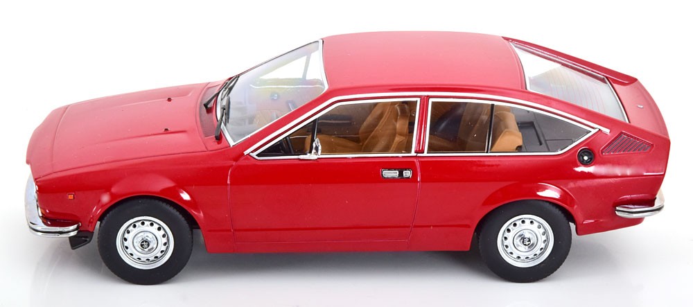 Alfa Romeo Alfetta GTV 1600 anno 1976 Red 1:18 - 76327