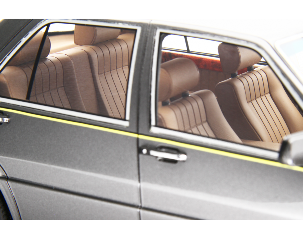 Lancia Thema 8.32 Ferrari 1986 Grigio Quarzo 1:18 - 76636