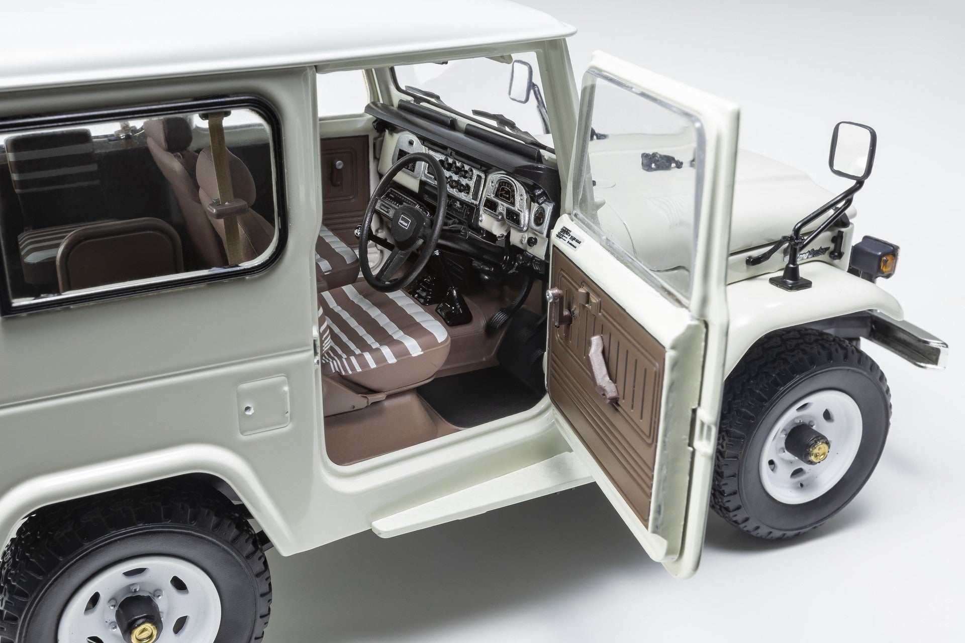 Toyota Land Cruiser 40 Van (BJ42V) White 1:18 - 79694