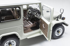 Toyota Land Cruiser 40 Van (BJ42V) White 1:18 - 79694