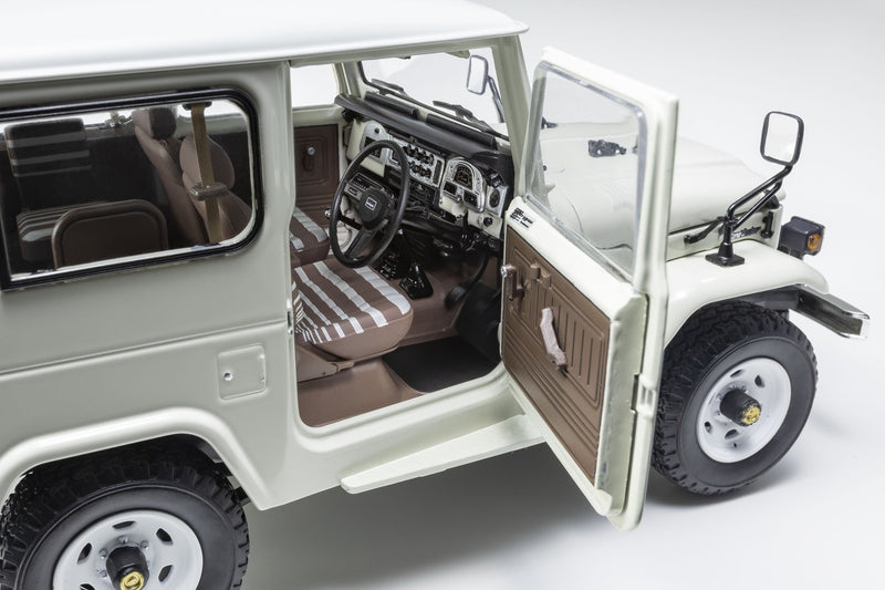 Toyota Land Cruiser 40 Van (BJ42V) White 1:18 - 79694