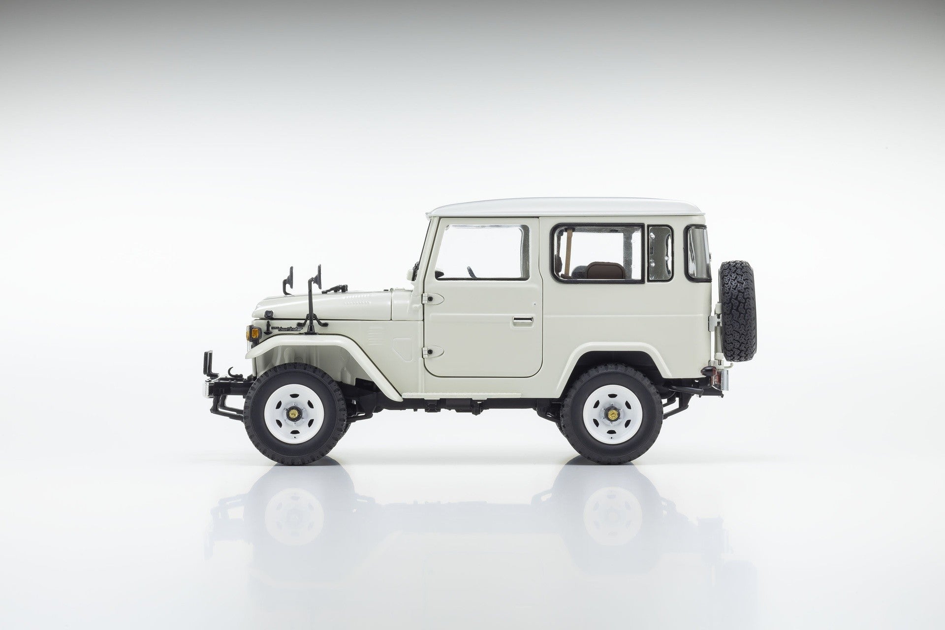 Toyota Land Cruiser 40 Van (BJ42V) White 1:18 - 79695