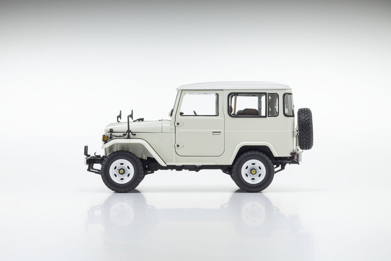 Toyota Land Cruiser 40 Van (BJ42V) White 1:18 - 79695