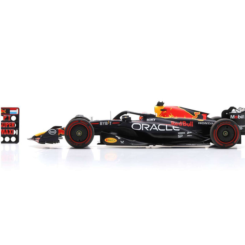 Red Bull Racing RB19 Winner British GP 2023 Max Verstappen with Pit Board 1:18 - 82162