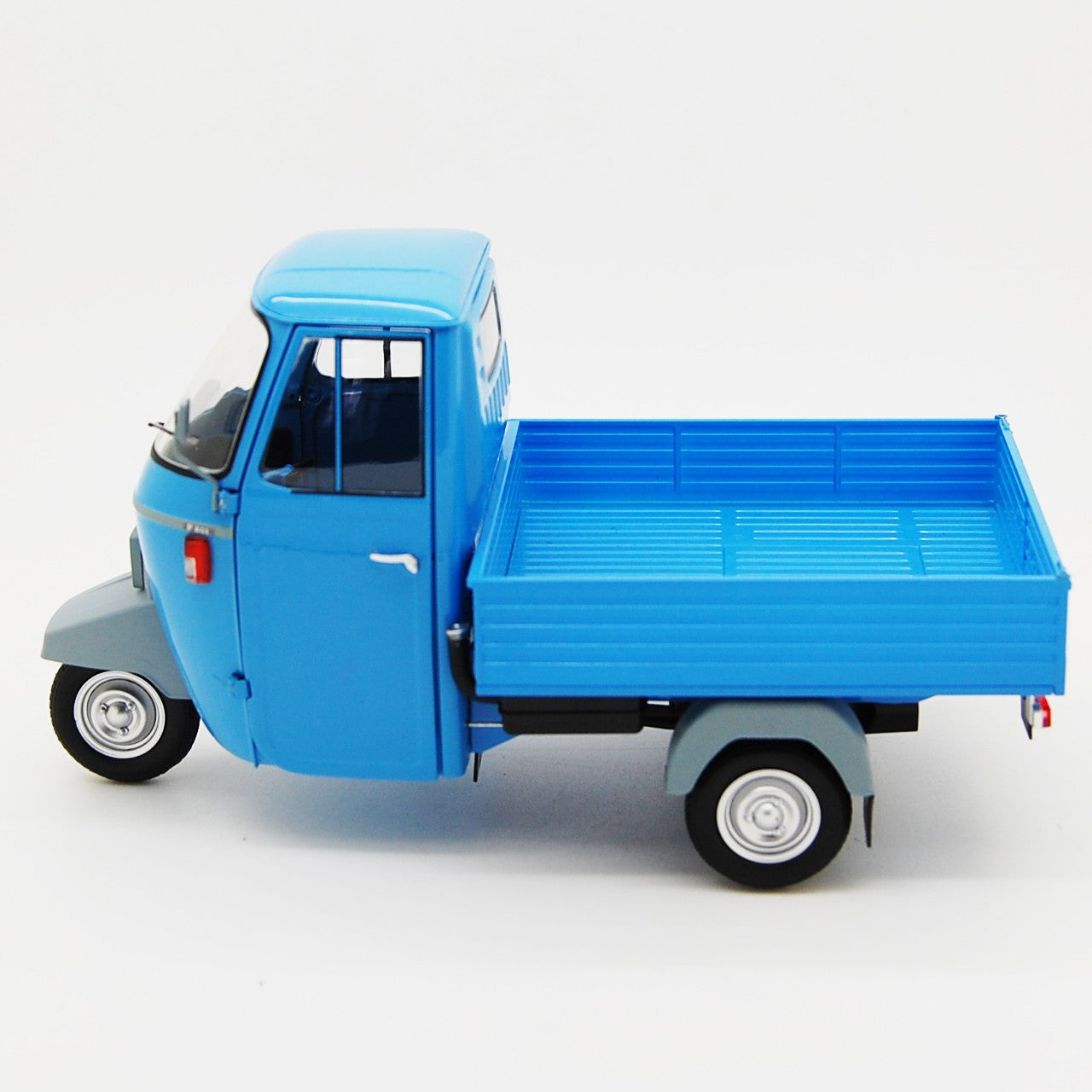 Ape Piaggio P501 Open 1979 Blu 7210 con vetrina 1:18 - 82282