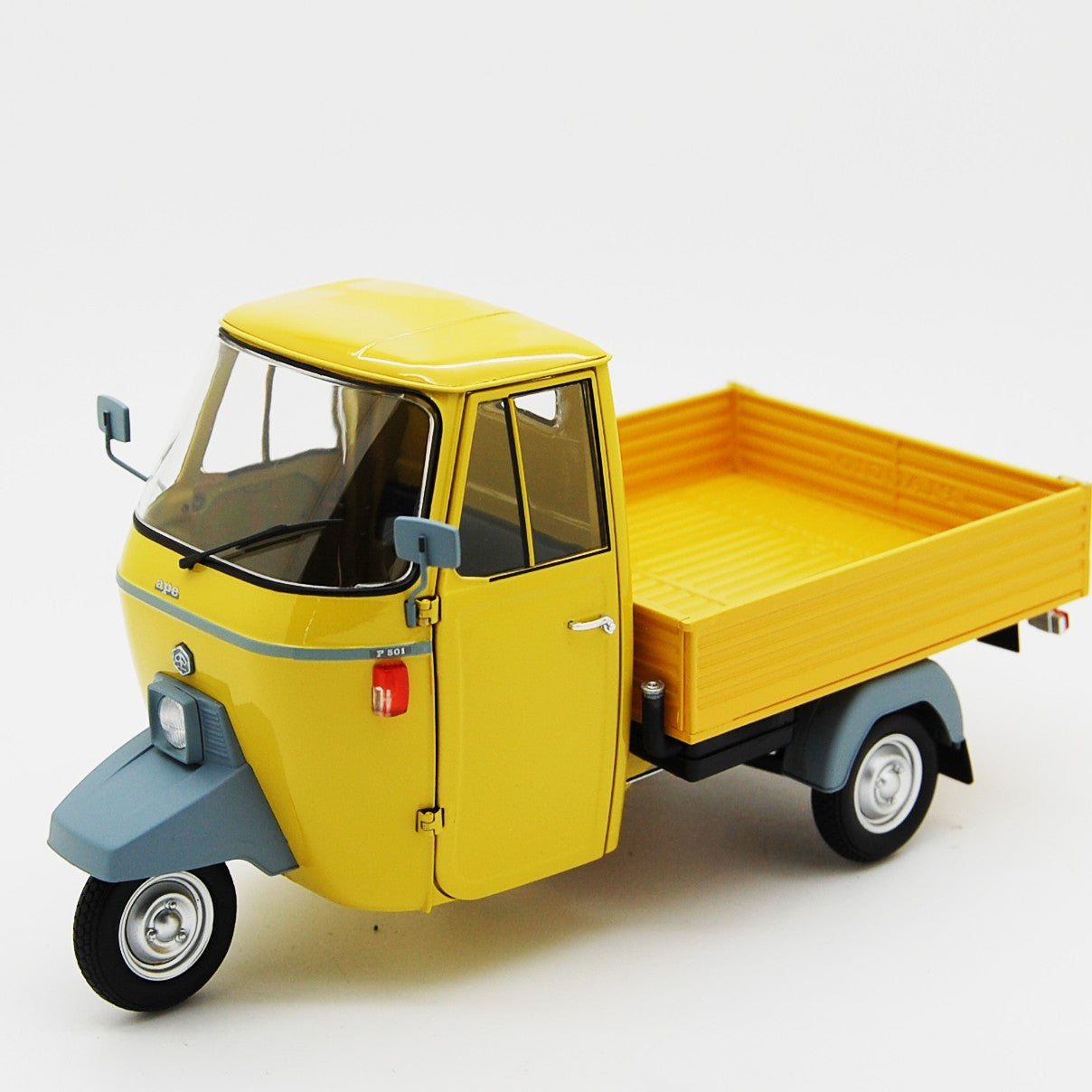 Ape Piaggio P501 Open 1979 Giallo Texas 7210 con vetrina 1:18 - 82292