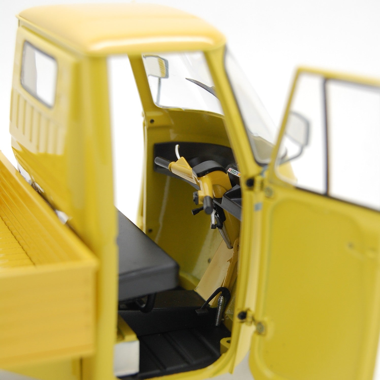 Ape Piaggio P501 Open 1979 Giallo Texas 7210 con vetrina 1:18 - 82302