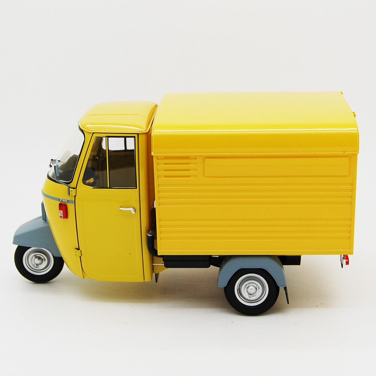 Ape Piaggio P501 Van Closed 1979 Giallo Texas con vetrina 1:18 - 82307