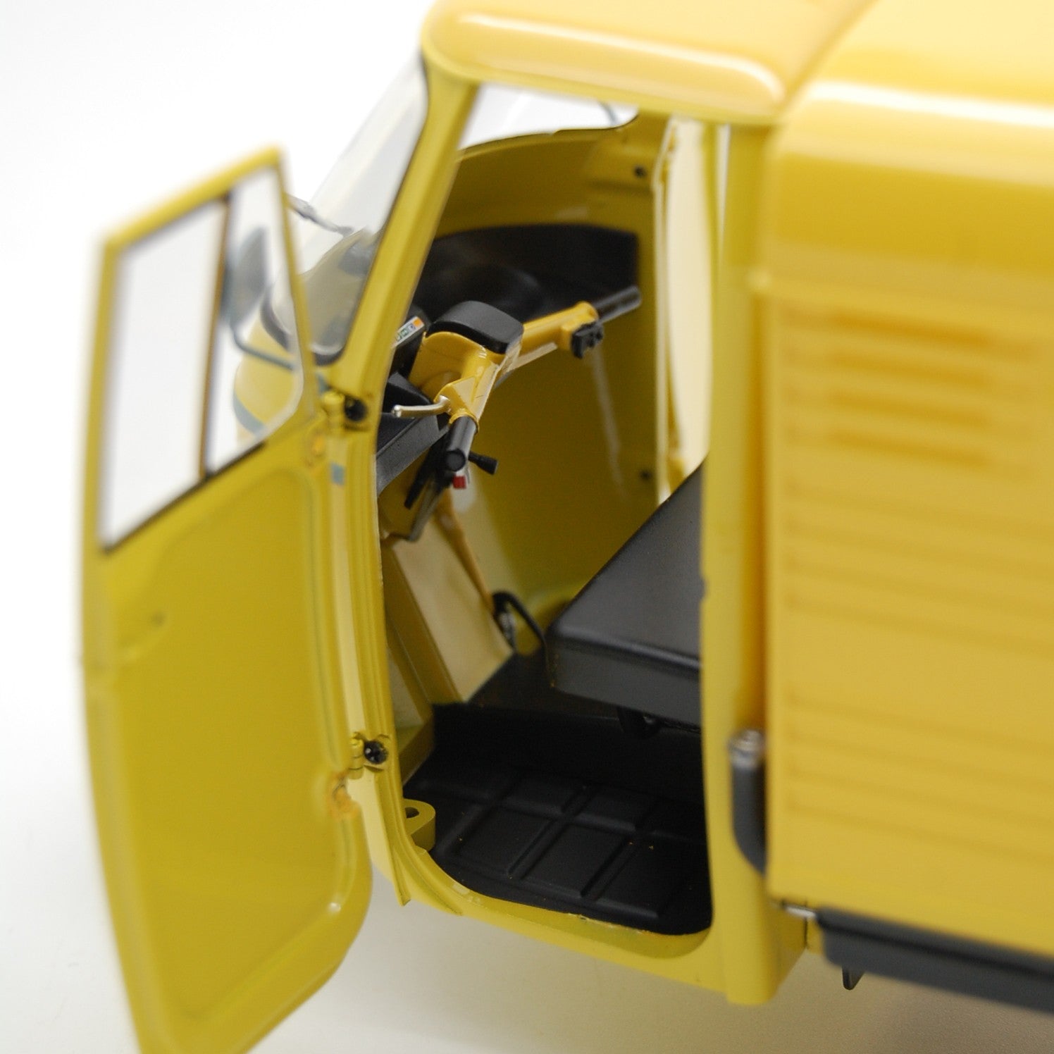 Ape Piaggio P501 Van Closed 1979 Giallo Texas con vetrina 1:18 - 82315