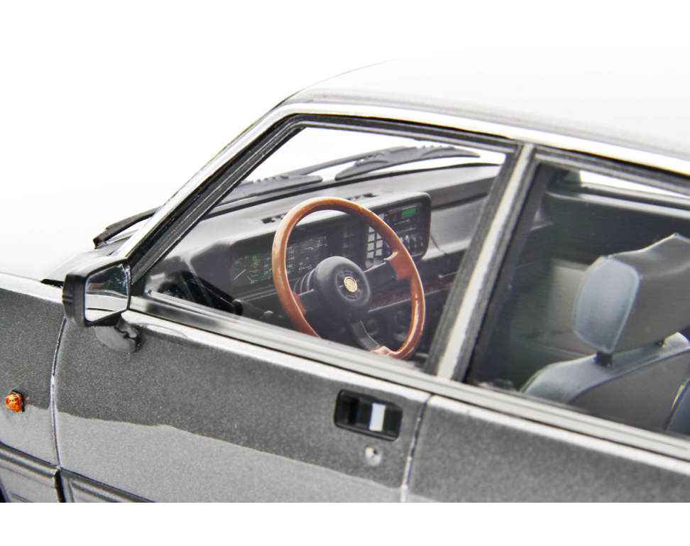 Alfa Romeo Alfetta 2.0i Quadrifoglio Oro E.E. 1983-84 Rosso Alfa 1:18 - 83898