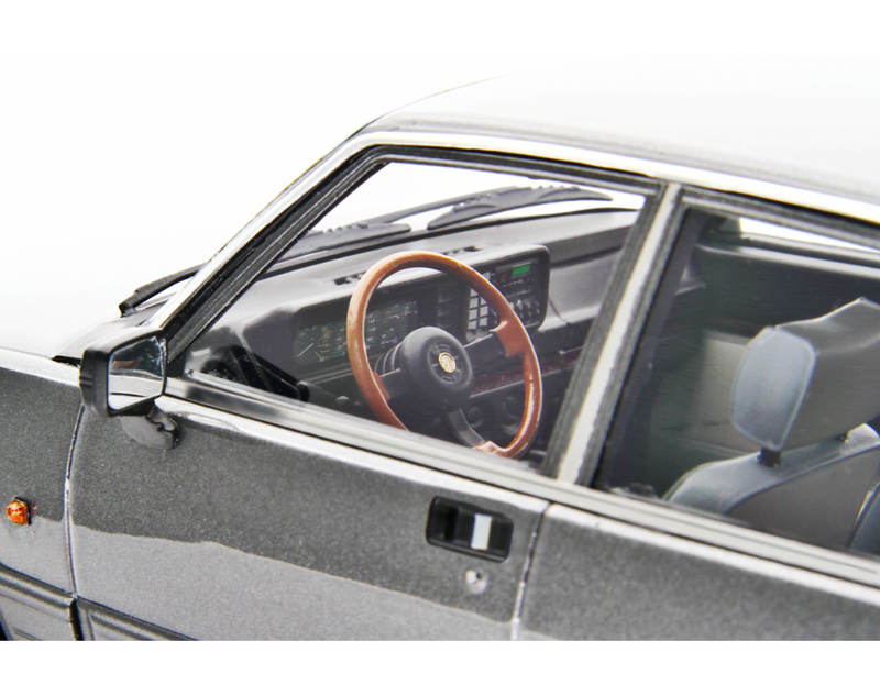 Alfa Romeo Alfetta 2.0i Quadrifoglio Oro E.E. 1983-84 Rosso Alfa 1:18 - 83898