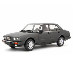 Alfa Romeo Alfetta 2.0i Quadrifoglio Oro 1983-84 Grigio metallizzato 1:18 - 83904