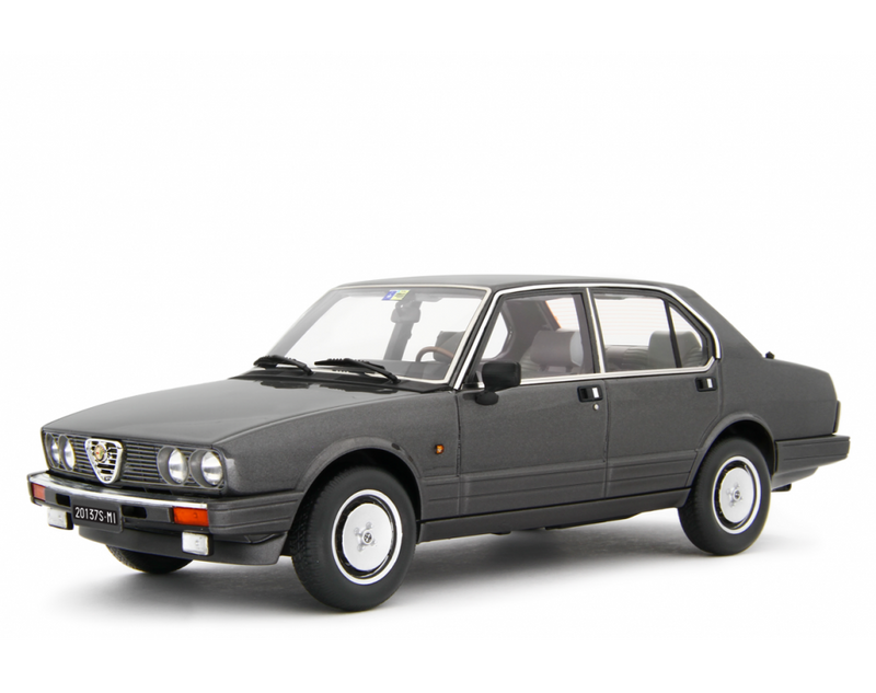 Alfa Romeo Alfetta 2.0i Quadrifoglio Oro 1983-84 Grigio metallizzato 1:18 - 83904