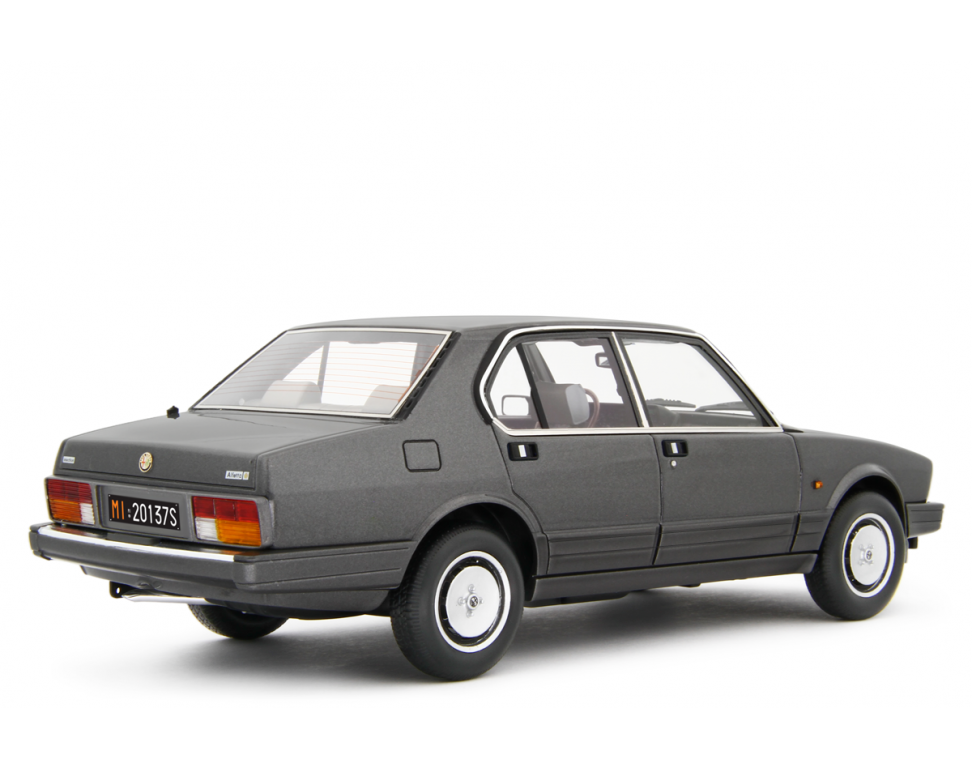 Alfa Romeo Alfetta 2.0i Quadrifoglio Oro 1983-84 Grigio metallizzato 1:18 - 83905