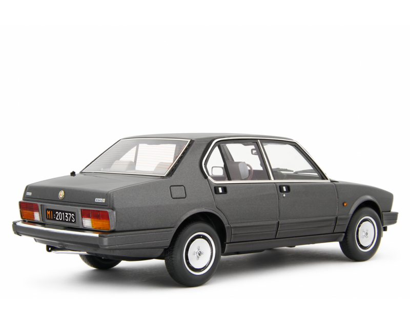 Alfa Romeo Alfetta 2.0i Quadrifoglio Oro 1983-84 Grigio metallizzato 1:18 - 83905