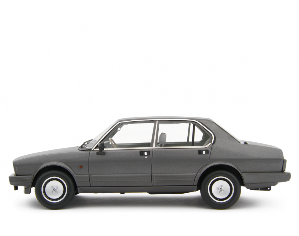 Alfa Romeo Alfetta 2.0i Quadrifoglio Oro 1983-84 Grigio metallizzato 1:18 - 83906