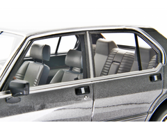Alfa Romeo Alfetta 2.0i Quadrifoglio Oro 1983-84 Grigio metallizzato 1:18 - 83907