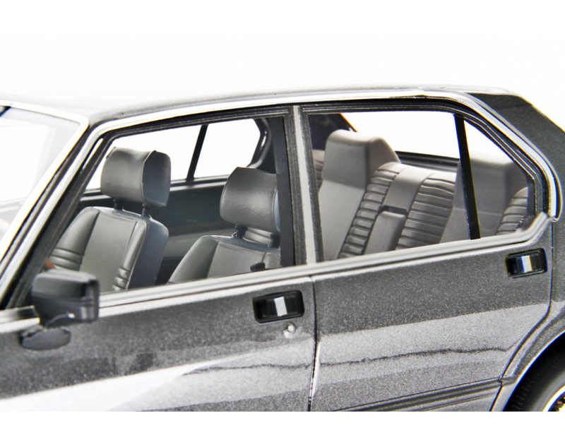 Alfa Romeo Alfetta 2.0i Quadrifoglio Oro 1983-84 Grigio metallizzato 1:18 - 83907