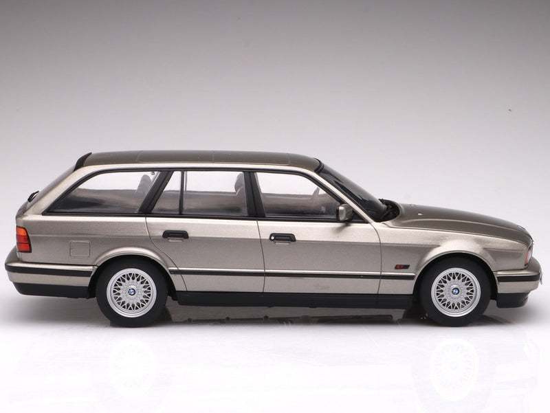 BMW 530i (E34) Touring 1991 Grigio Metallizzato 1:18 - 84519
