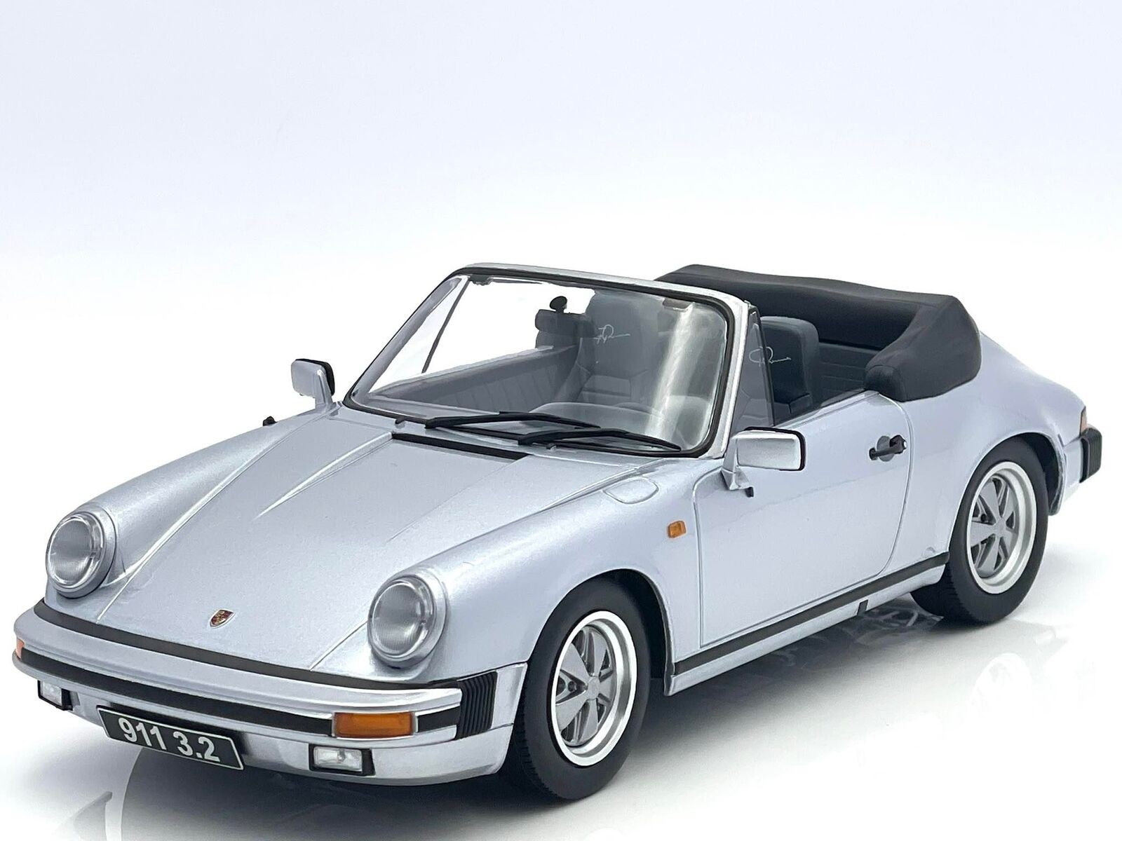 Porsche 911 Carrera Cabrio 3.2 1988 Argento 1:18 - 84524