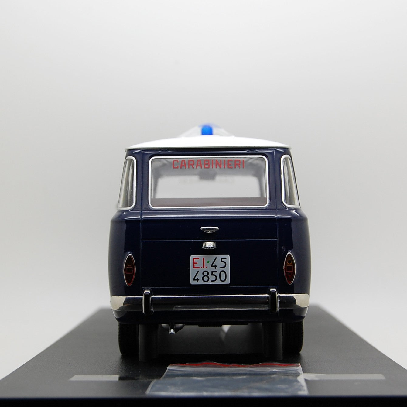 Fiat 850 Familiare Serie 2 1970 Carabinieri 1:18 - 86528