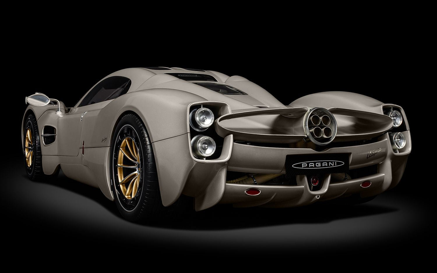 Pagani Utopia Coupe Rinascimento Lucido Kit Pocher 1:8 - 87022