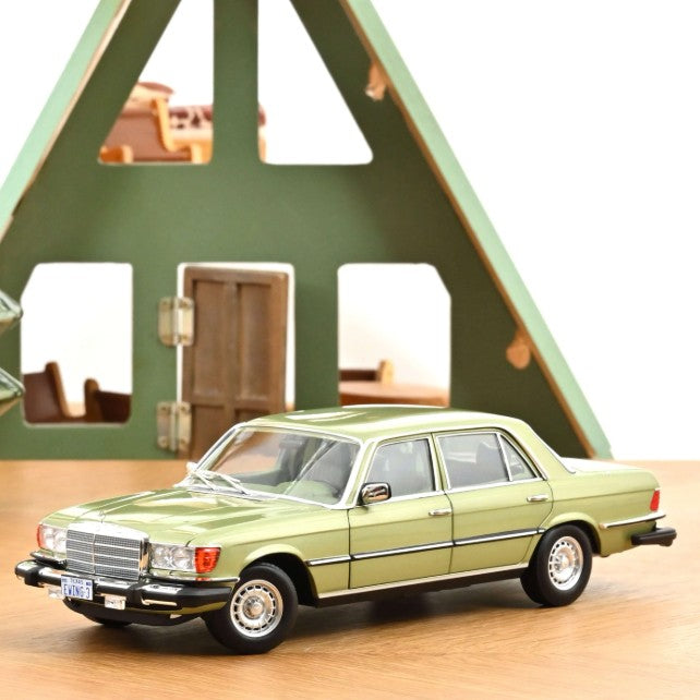 Mercedes-Benz 450 SEL "Dallas" 1978-1991 silver green 1:18 - 88795
