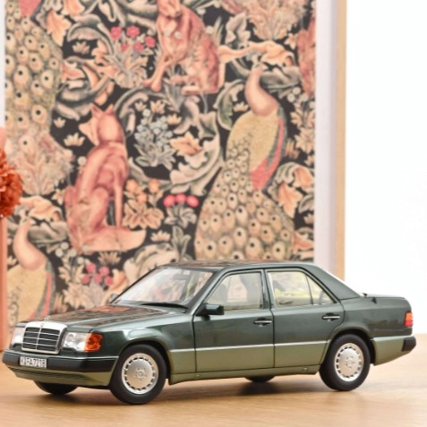 Mercedes-Benz 230 E (W124) 1990 Night Green Metallic 1:18 - 92259