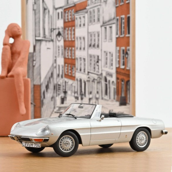 Alfa Romeo 2000 Spider 1973 Silvergrey metallic 1:18 - 92303