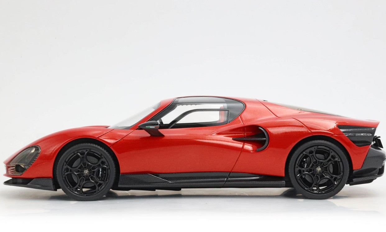 Alfa Romeo 33 Stradale 2025 Arancio Metallizzato con Teca 1:18 - 92876