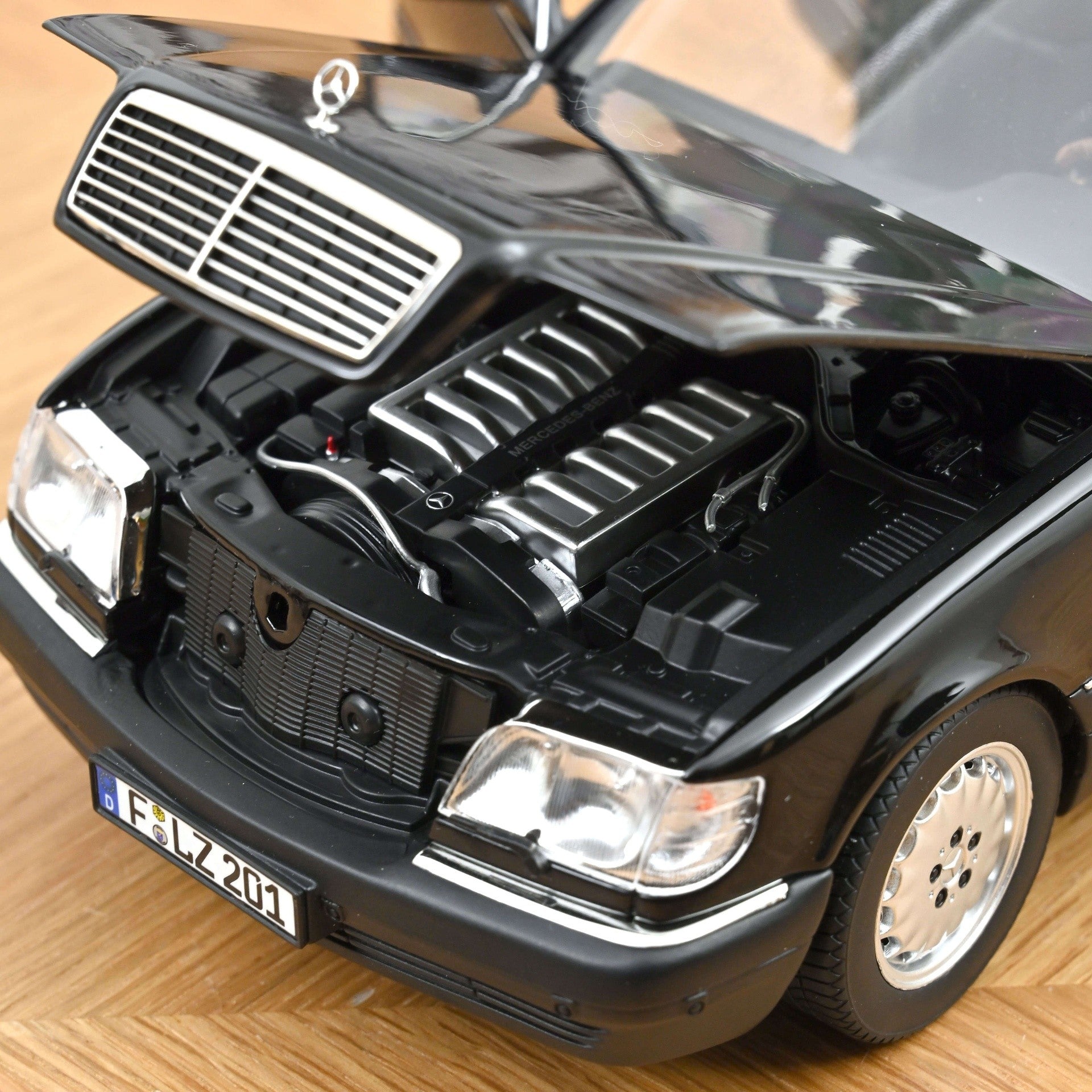 Mercedes-Benz S600 1997 Noir Obsidian metallisé 1:18 - 92959