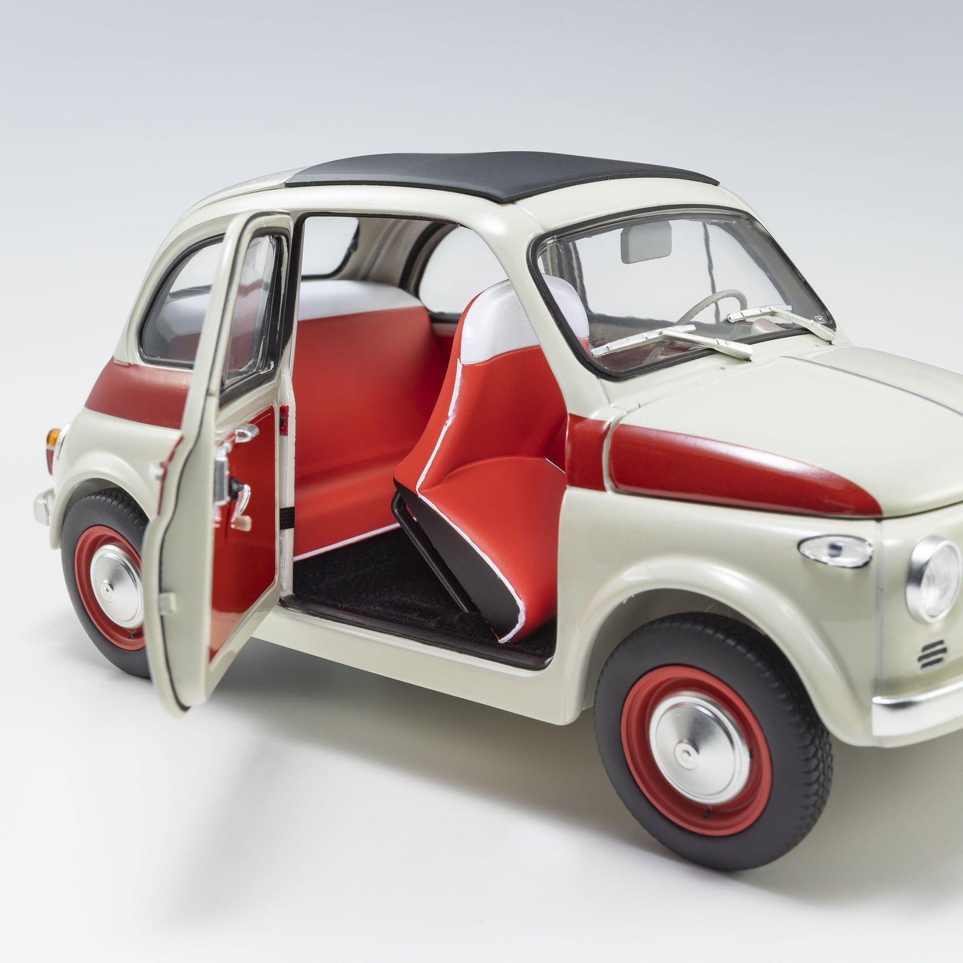 Fiat Nuova 500 Sport Grigio Chiaro con Linea Rossa sulla Fiancata 1:18 - 93169