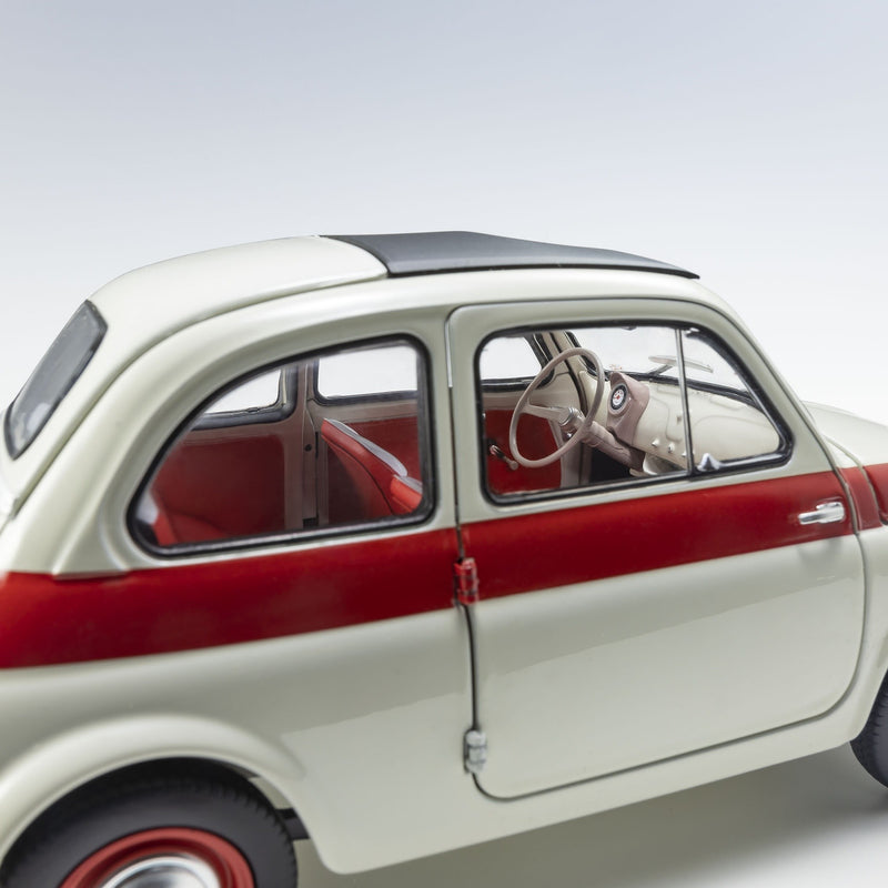 Fiat Nuova 500 Sport Grigio Chiaro con Linea Rossa sulla Fiancata 1:18 - 93172