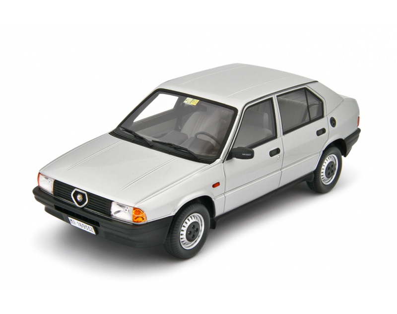 Alfa Romeo 33 1.3S Edizione 1985 Grigio Metallizzato 1:18 - 94086
