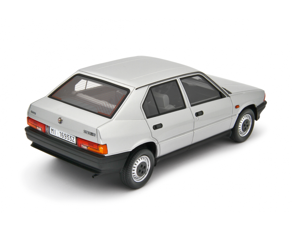 Alfa Romeo 33 1.3S Edizione 1985 Grigio Metallizzato 1:18 - 94087