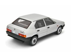 Alfa Romeo 33 1.3S Edizione 1985 Grigio Metallizzato 1:18 - 94087