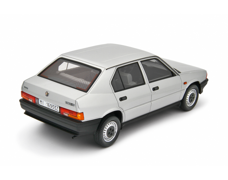 Alfa Romeo 33 1.3S Edizione 1985 Grigio Metallizzato 1:18 - 94087