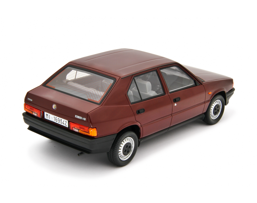 Alfa Romeo 33 1.3S Edizione 1985 Rosso amaranto 1:18 - 94149