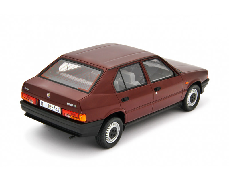 Alfa Romeo 33 1.3S Edizione 1985 Rosso amaranto 1:18 - 94149
